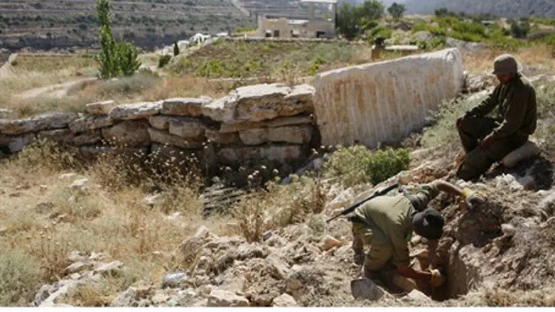 Солдаты ЦАХАЛа прочесывают местность