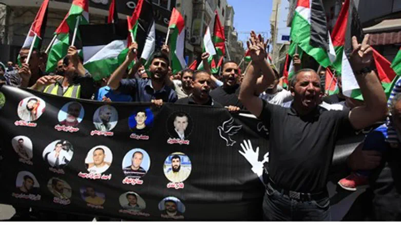 Rally supporting hunger-striking prisoners in