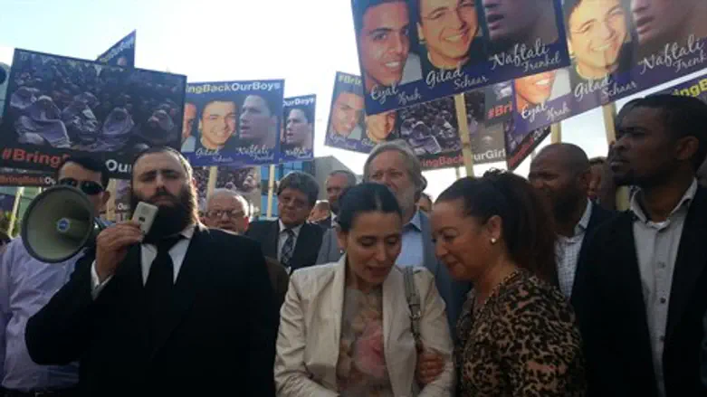 הרב מרגולין בתפילה להשבת החטופים