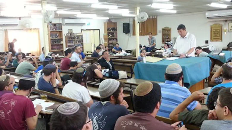 התלמידים בשיחה עם סגן שר החינוך. הבוקר