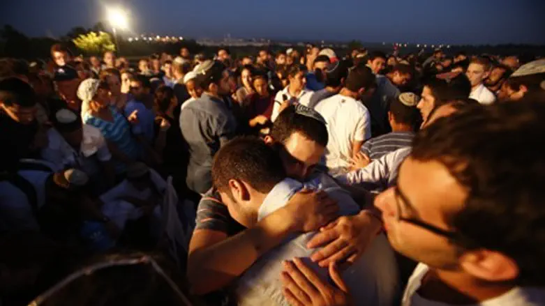 מתקשים להיפרד. בית העלמין במודיעין