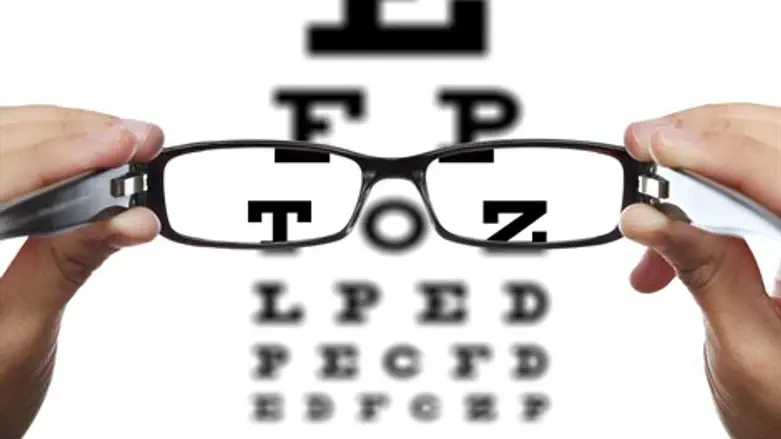 לצמצם את העיניים ולחפש אור