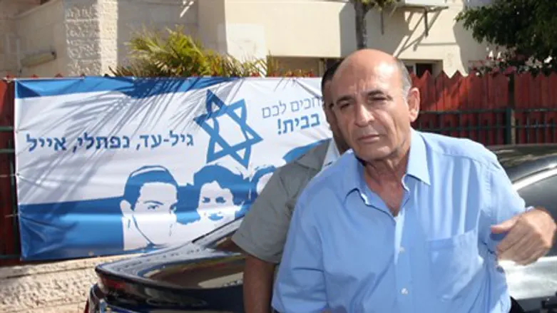 Shaul Mofaz at home of Eyal Yifrah
