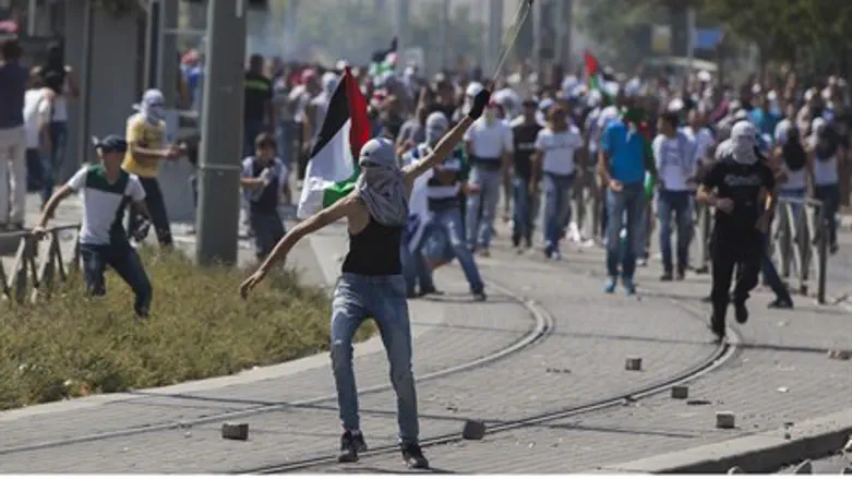 Arab rioters clash with police in Jerusalem