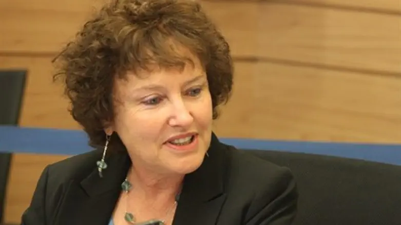 מתנגדת. פלוג.