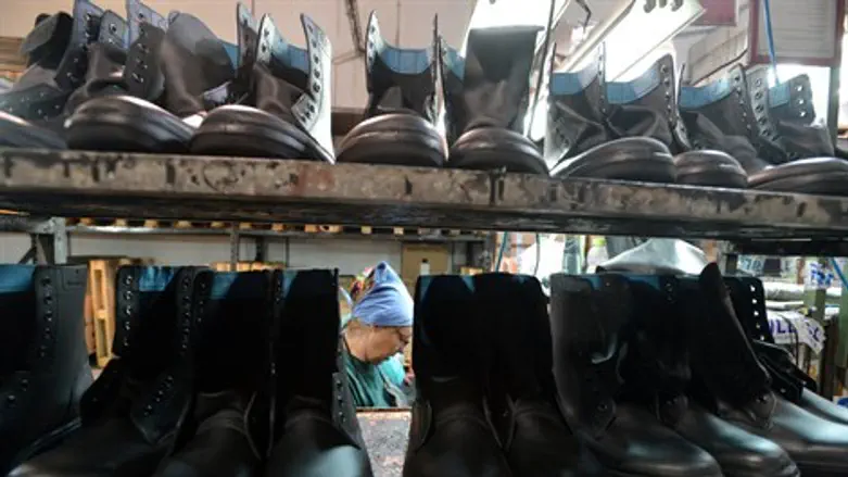 יצור נעליים צבאיות ב"בריל". ארכיון