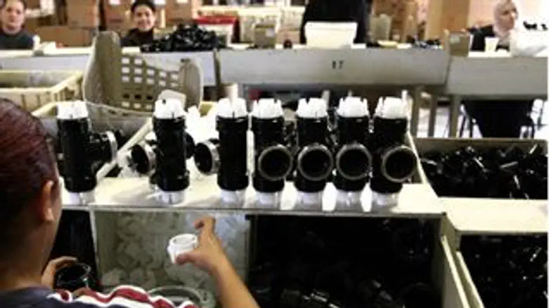 עובדים במפעל. תמונת ארכיון