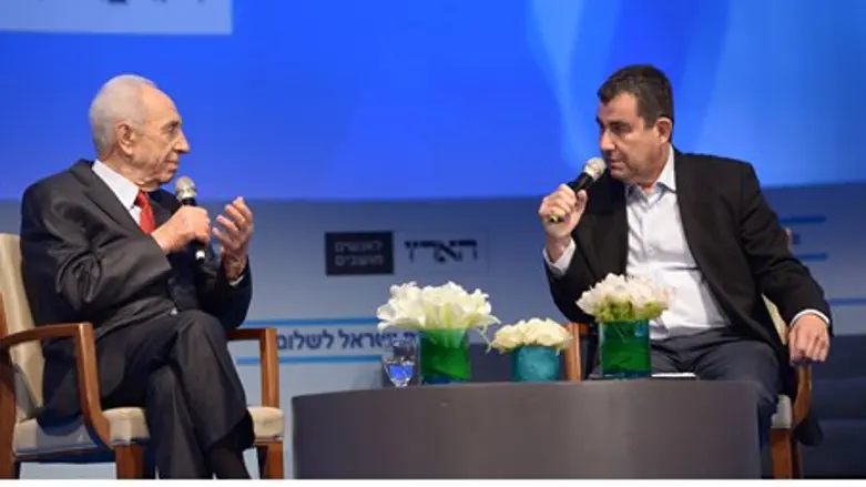 Peres at  Peace Conference