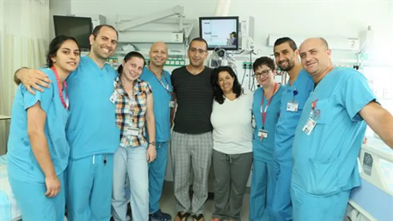 הצוות הרפואי עם הצעירה