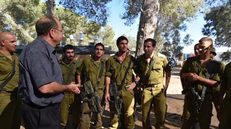 יעלון עם הלוחמים. היום