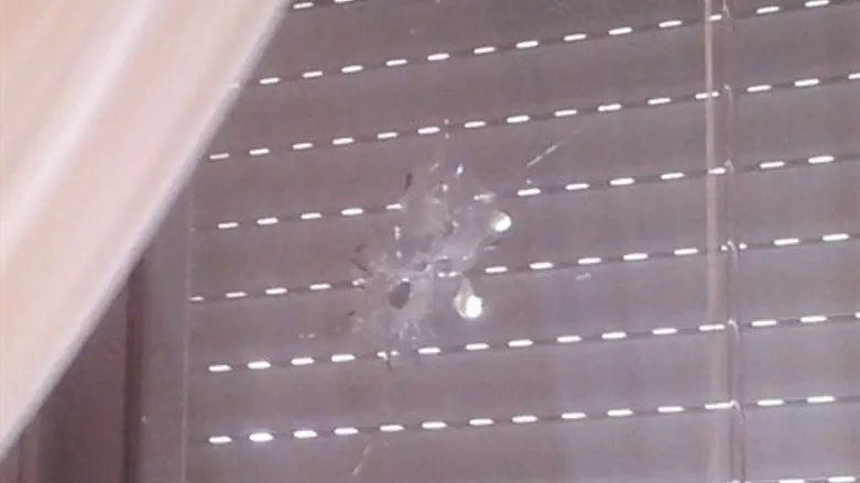 הפגיעה בחלון אחד הבתים