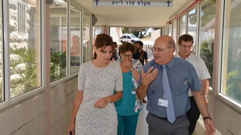 אורלי לוי-אבקסיס בפגיה באשקלון
