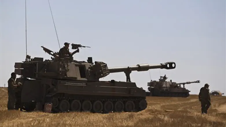 תותח מכוון כלפי רצועת עזה