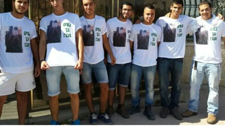 Friends support soldiers arrested for wanting