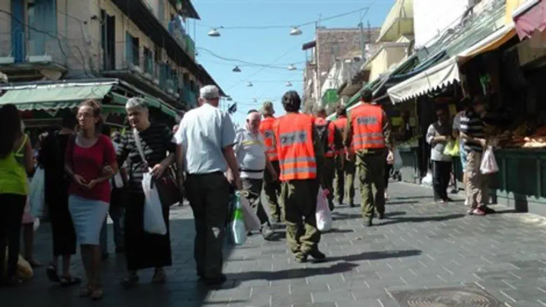 חיילי פיקוד העורף ב'מחנה יהודה'