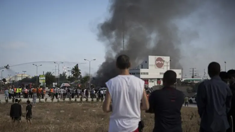 Smoke from Ashdod gas station hit by rocket