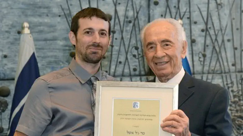 פרס מעניק פרס למדען