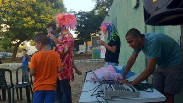 החניכים בתחנת הקריוקי