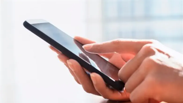 Texting (illustration)