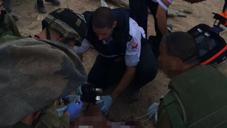 בכירי מד"א מטפלים בפצוע