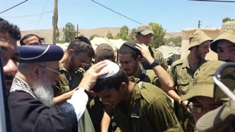 Rabbi Shlomo Amar blesses troops