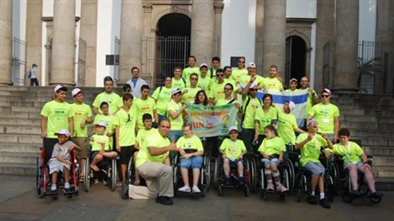 משלחת הכבוד. הילדים עם המלווים