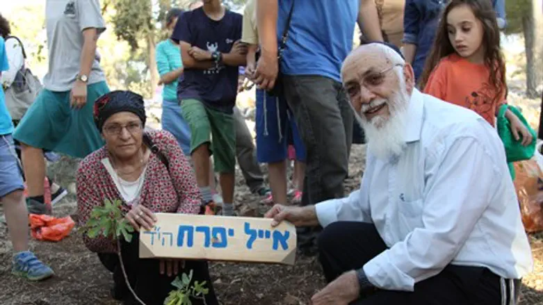 נוטעים וזוכרים. עמרם ואילנה יפרח ב'עוז וגאו"ן