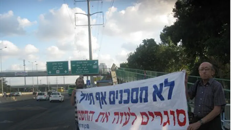 Protesters demand that Israel cut off power t