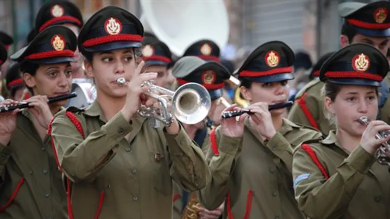 ללוות את החיילים במארשים. ארכיון