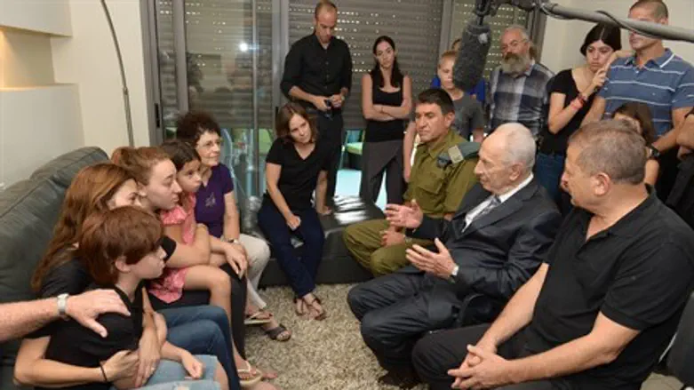 פרס עם משפחתו של אמוץ גרינברג ז"ל