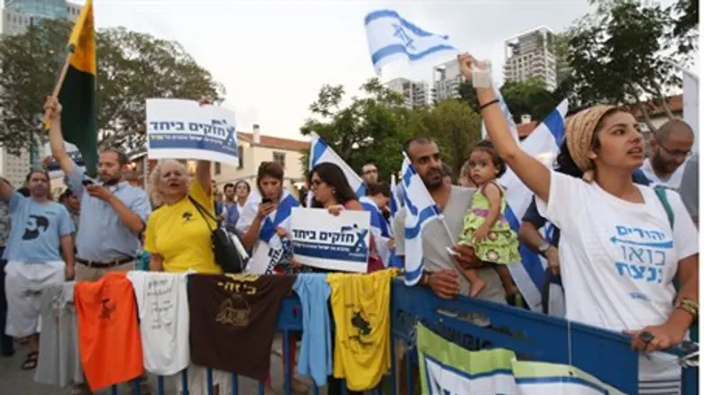 Protesters support Israel in Tel Aviv