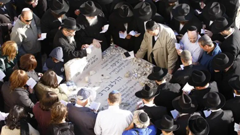 קברם של בני הזוג הולצברג הי"ד