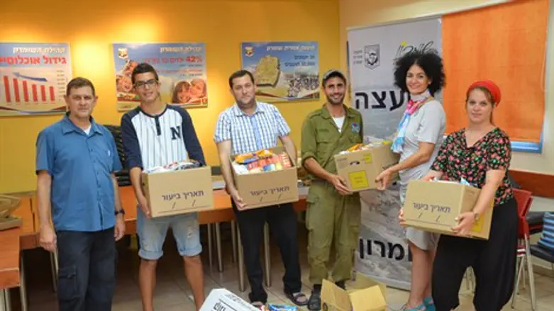 אורזים חבילות לחיילים