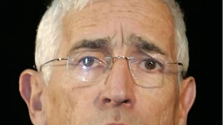 חושש מפגיעה במשק. חרמש.