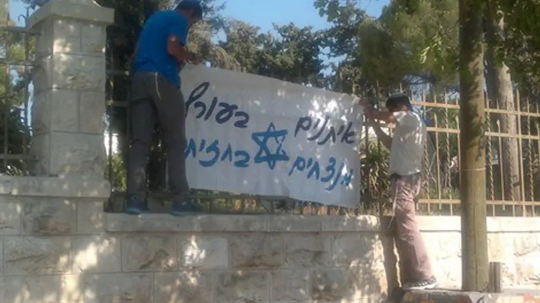 תולים שלטים