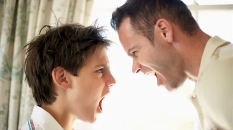 אבא כועס ילד הורים