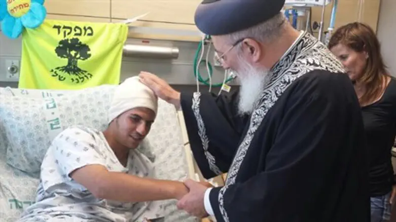 הרב עמאר מבקר את החיילים