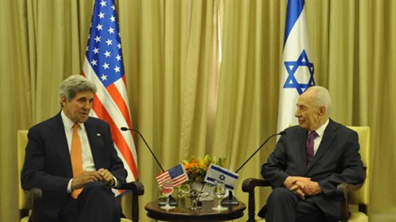 שמעון פרס וג'ון קרי