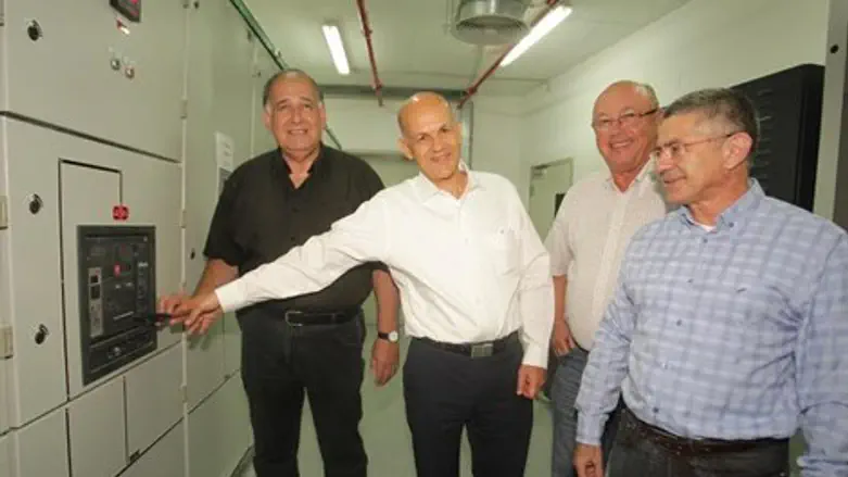 מחברים את החשמל לאצטדיון