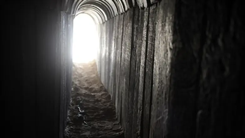 גוררים את צה"ל לנקודת היתרון התת קרקעית. מנהר