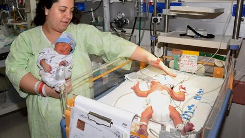 היולדת בת אל עם התאומים