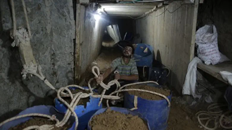 חופרים למטה ומשתיקים למעלה