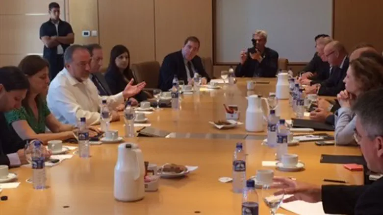 השר ליברמן עם חברי הפרלמנט מגרמניה