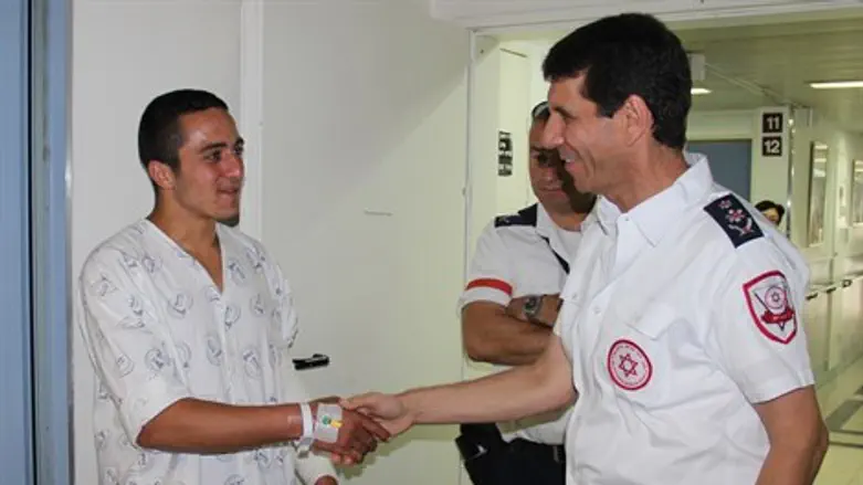 מנכ"ל מד"א עם החייל הפצוע
