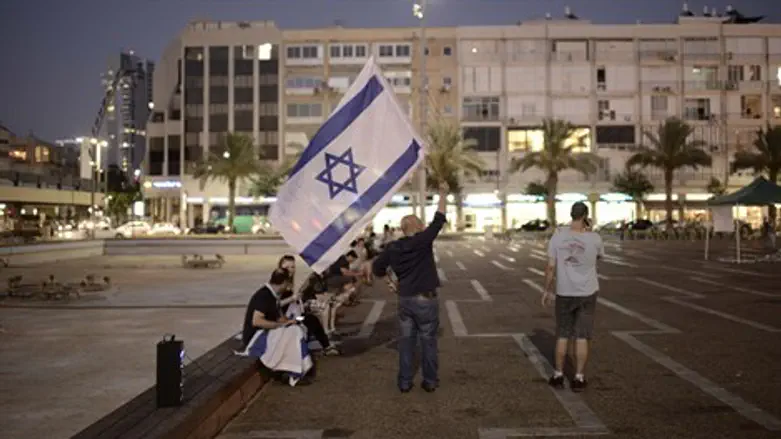 דגלים בכיכר אבל למה בשבת