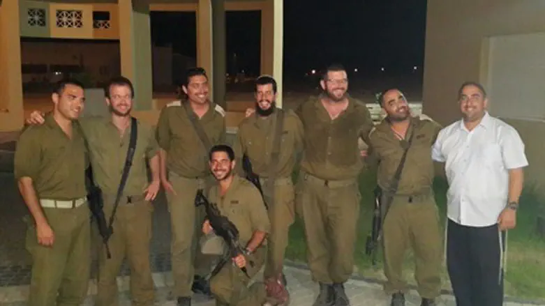 נאור עם החיילים המאושרים
