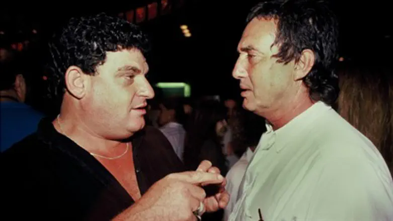 אייל גפן משמאל