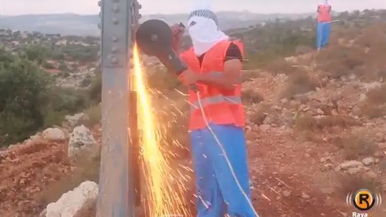 הפלסטינים מחבלים בעומד חשמל