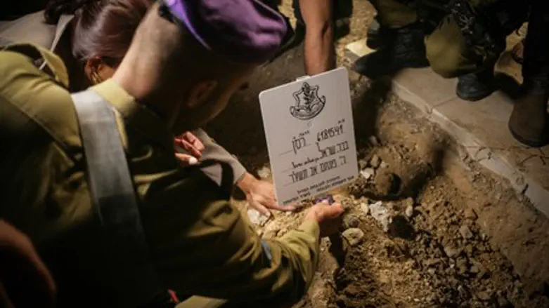 Burying Sgt. Benaya Sar-El, hy"d. August 2, 2