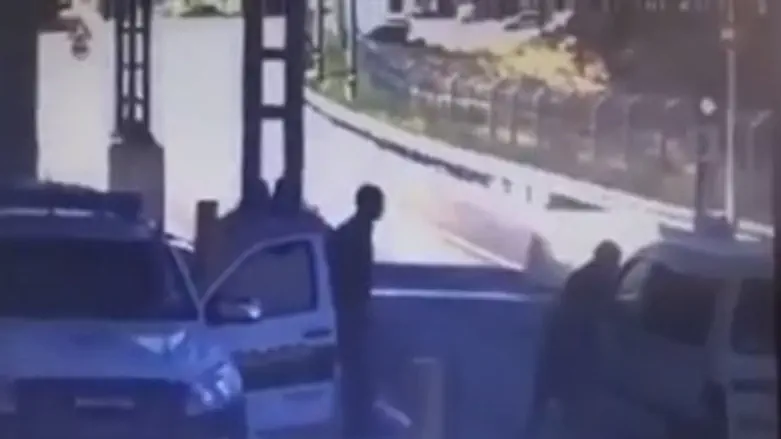 Border Police officer thwarts car bomb in Gus